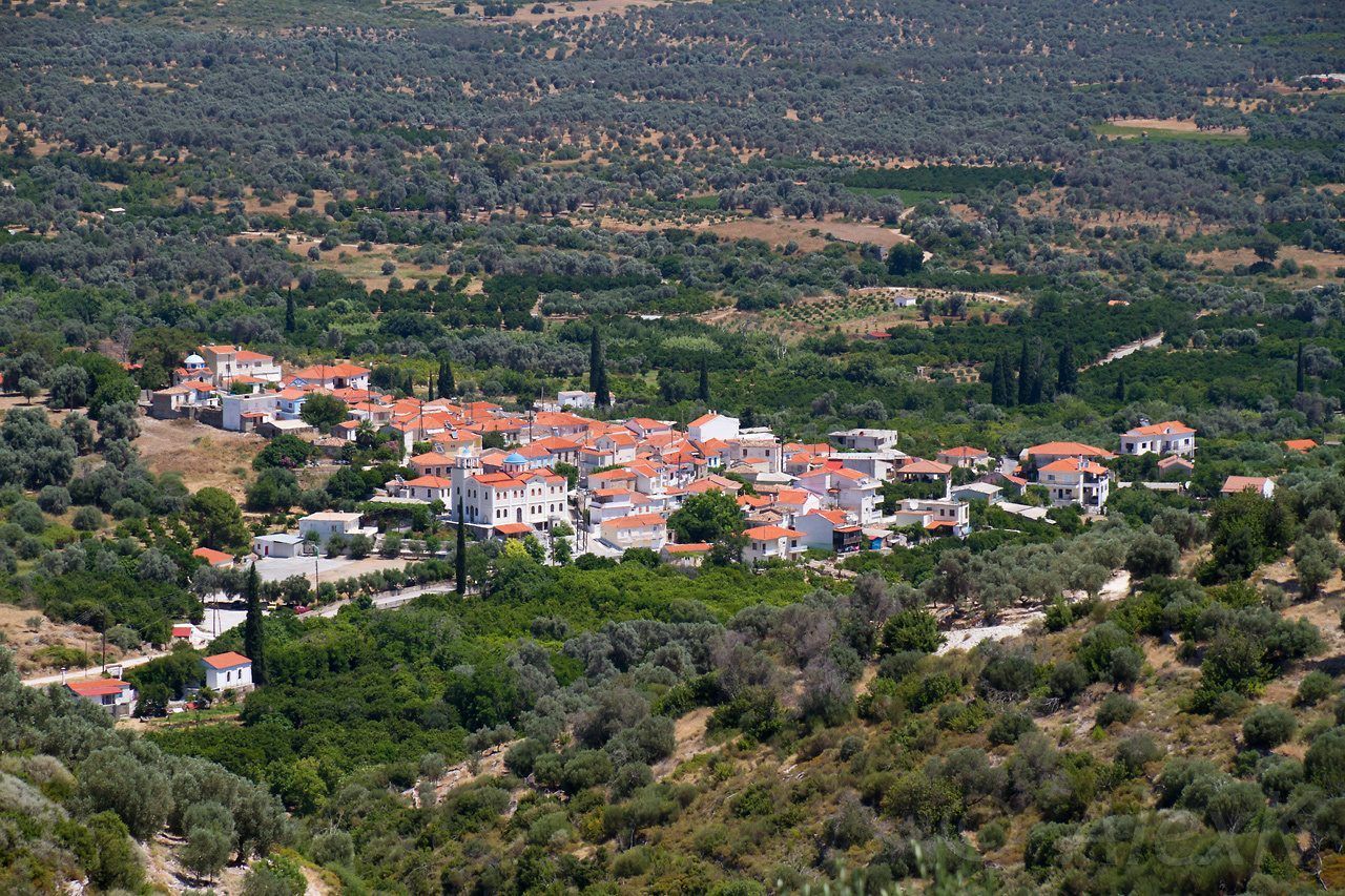 Οικισμός Μύλοι Σάμου με πέτρινα σπίτια, παλιούς μύλους και πλούσια βλάστηση.