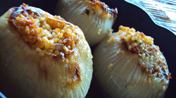 Dolma greche di cipolla con salsa avgolemono, servite calde su un piatto – specialità di Samos
