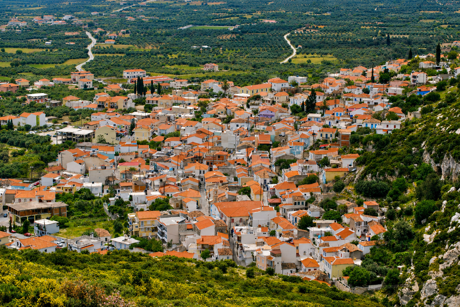 Panoramisch uitzicht op het dorp Chora en de vruchtbare vlakte op Samos