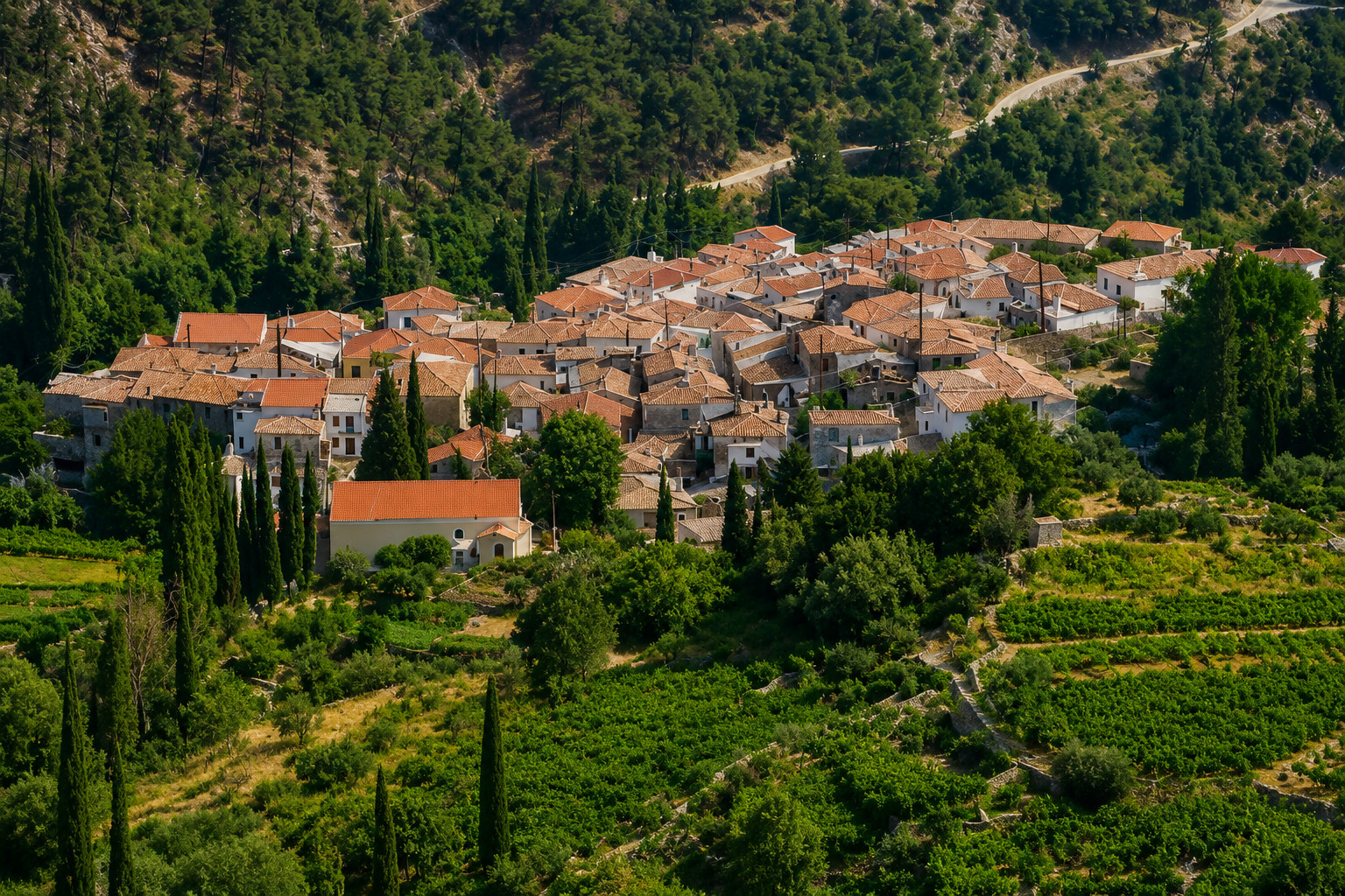 Traditionele huizen in Pandrosos, Samos, omringd door groen berglandschap.