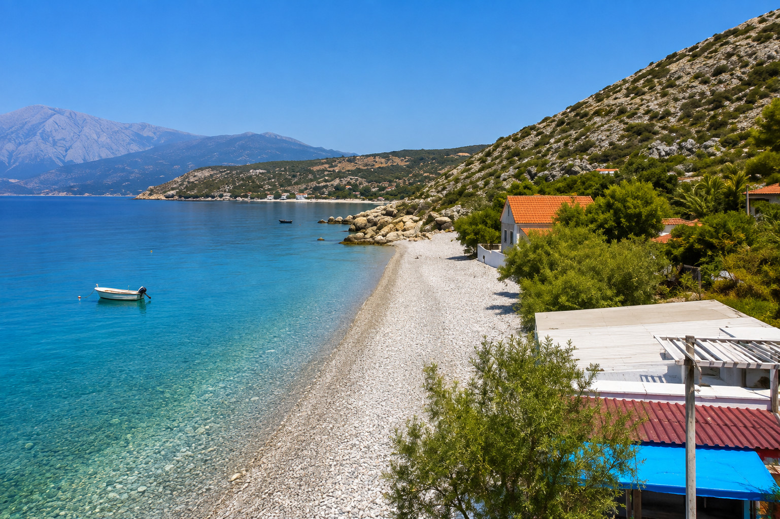 Strand Pefkos auf Samos mit klarem Wasser und Pinien am Ufer.