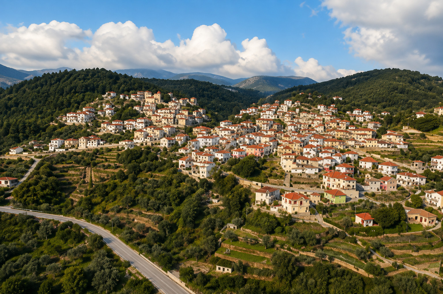 Gesamtansicht von Platanos auf Samos inmitten von Wald mit dem Berg Karvounis im Hintergrund.