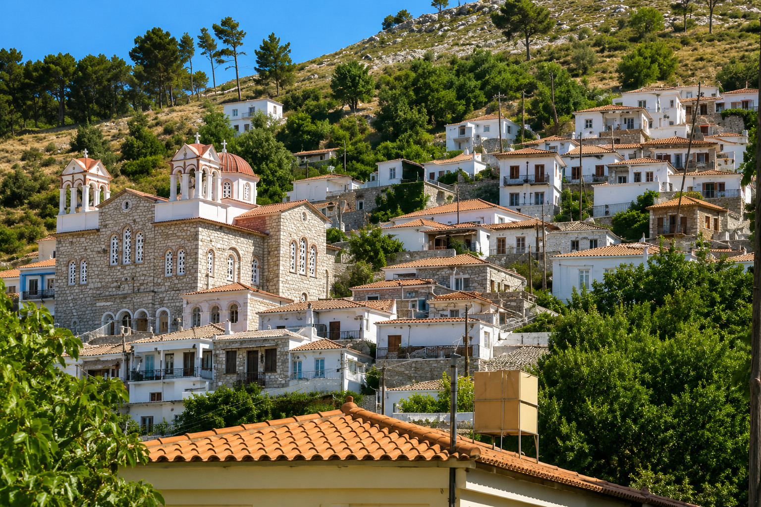 Deelzicht op Spatharaioi op Samos met de kerk en stenen huizen omringd door natuur.