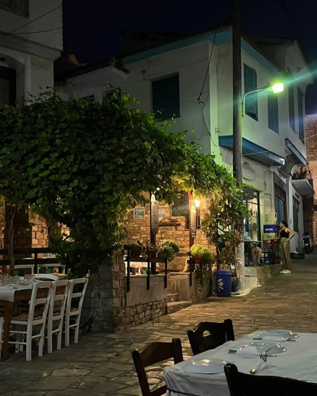 Ο εξωτερικός χώρος της ταβέρνας Ο Χρήστος στο Άνω Βαθύ