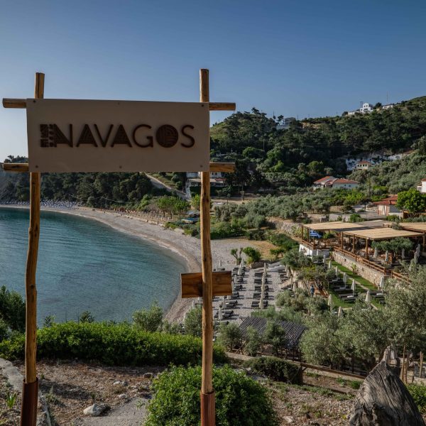 Panoramisch uitzicht op Navagos Beach Bar aan het strand van Tsamadou op Samos.