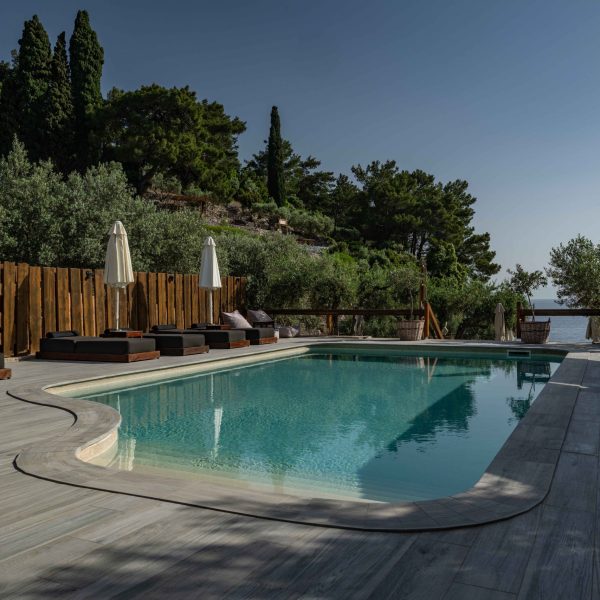 Zwembad en premium gedeelte van Navagos Beach Bar op Samos.
