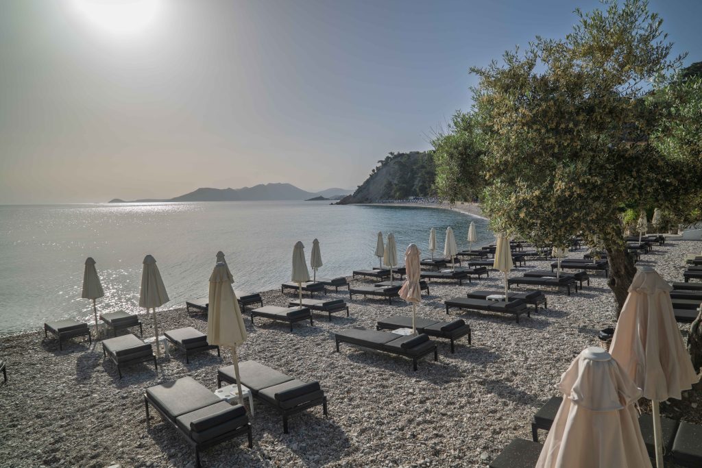 Lettini e acque turchesi al Navagos Beach Bar di Samo.