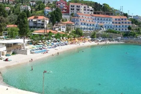 Strand Gagkou auf Samos mit ruhigem Wasser und Liegen in der Nähe von Vathy