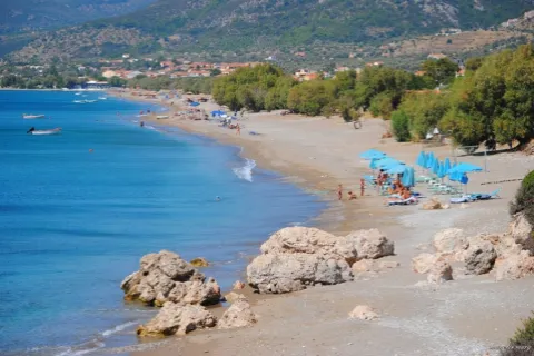 Strand en dorp Kampos van Marathokampos op Samos met accommodaties en kalme zee.