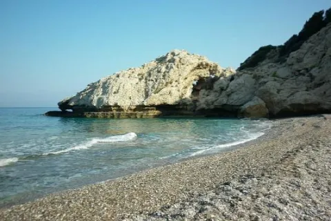 Strand Mikro Seitani auf Samos mit Felsen, klarem Wasser und unberührter Landschaft