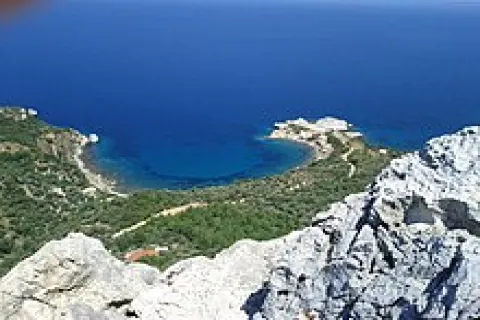 Küstenhäuser im Ormos von Agios Isidoros auf Samos mit natürlicher Umgebung.