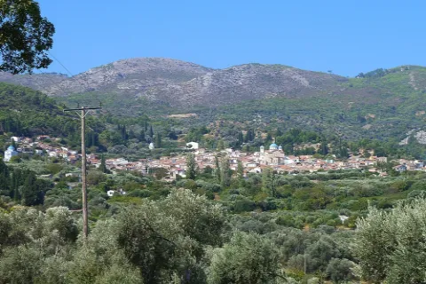 Ο Παγώνδας Σάμου με παραδοσιακά σπίτια, καμπαναριά και θέα στο νότιο τοπίο του νησιού.