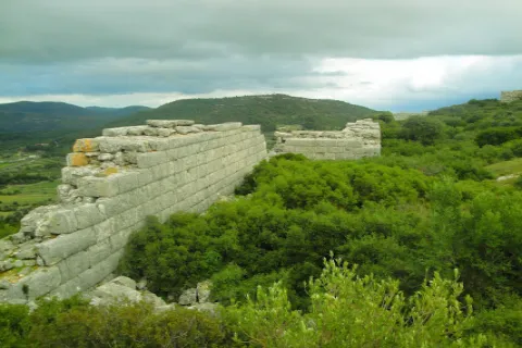 Ruïnes van de Muren van Polykrates in het oude Samos