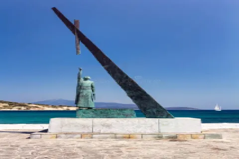 Standbeeld van Pythagoras in Pythagoreio, Samos, met uitzicht op zee