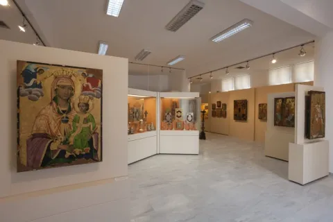 Το Εκκλησιαστικό Μουσείο της Μητρόπολης Σάμου με εκθέματα θρησκευτικής τέχνης