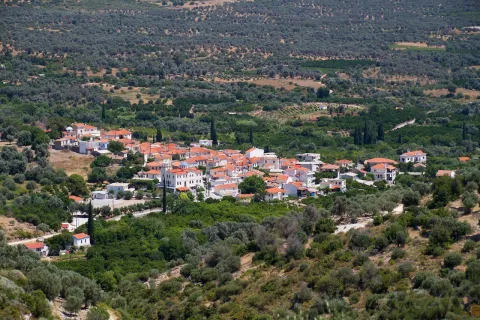Dorf Myloi auf Samos mit Steinhäusern, historischen Mühlen und Naturkulisse.