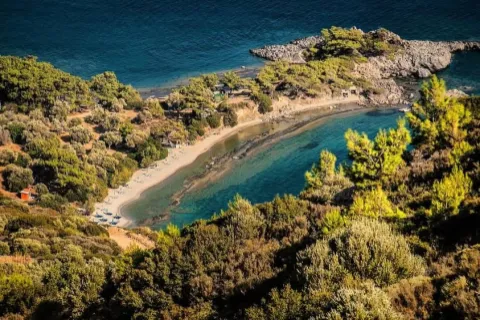 Παραλία Τσόπελα στη Σάμο με καθαρά νερά, άγρια φύση και απομονωμένο τοπίο