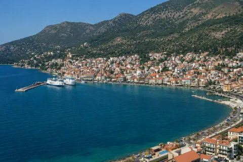 Panoramablick auf Vathy auf Samos mit Hafen und amphitheatralischer Bebauung