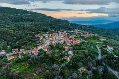 Κοινότητα Μαυρατζαίων Σάμου με παραδοσιακά σπίτια και φυσικό περιβάλλον.