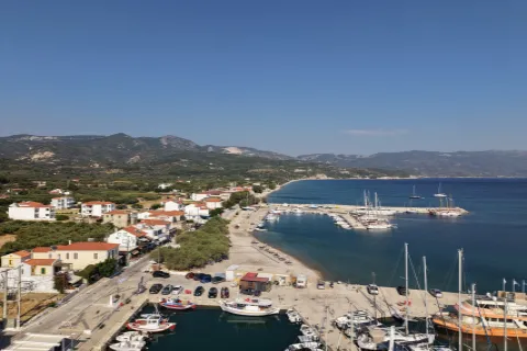 Der Hafen und die Küstensiedlung Ormos Marathokampos auf Samos