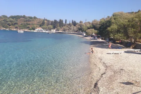Spiaggia di Agia Paraskevi a Samo con costa di ciottoli e acque turchesi limpide oltre Capo Kotsikas