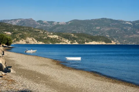 Η βοτσαλωτή παραλία Βελανιδιά κοντά στον Όρμο Μαραθοκάμπου στη Σάμο