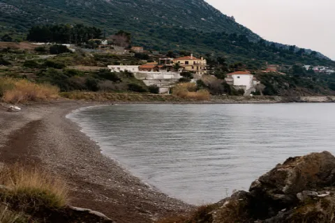 Παραλία Πεταλίδες (Κουρούντερε) στη Σάμο με βοτσαλωτή ακτή και καθαρά γαλάζια νερά