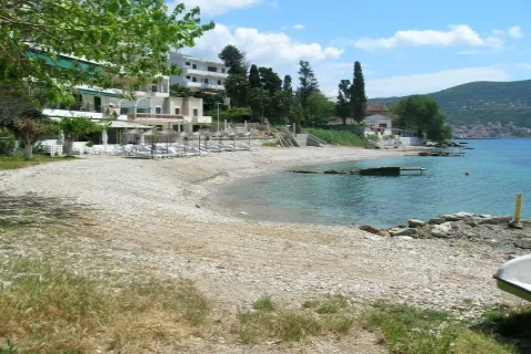 Strand Roditses auf Samos mit Kiesküste und klarem blauem Wasser