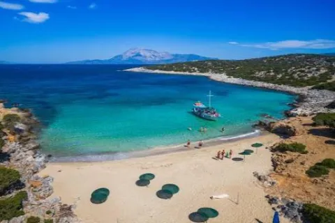 Strand Psalida auf Samiopoula mit weißem Sand und kristallklarem türkisfarbenem Wasser