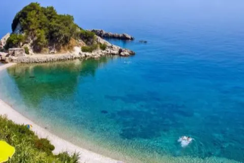 Svala-strand op Samos met grote kiezels en helderblauw water aan de noordkust