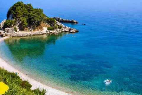 Strand Svala auf Samos mit großen Kieseln und klarem blauem Wasser an der Nordküste