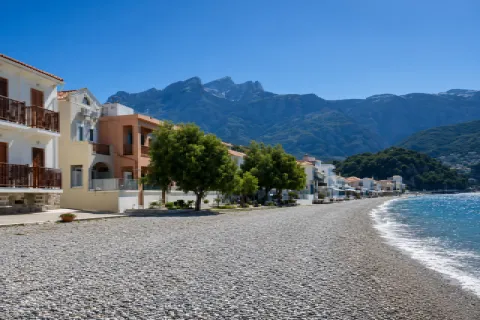 Strand Kokkari–Tarsanas auf Samos mit Kiesküste und klarem blauem Wasser