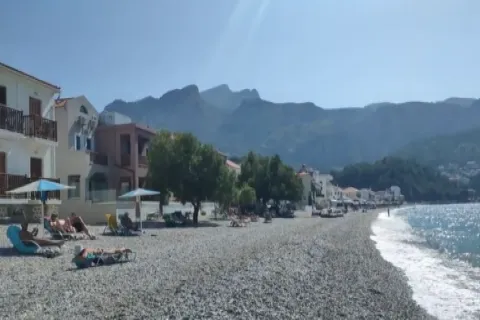 Strand Kokkari–Tarsanas auf Samos mit Kiesküste und klarem blauem Wasser