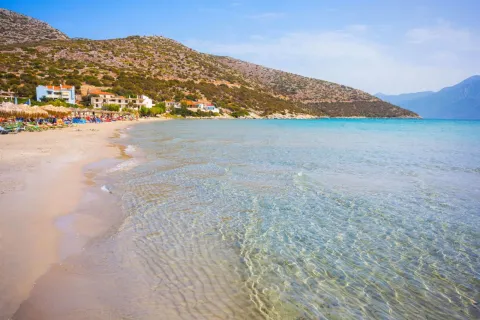 Strand Psili Ammos auf Samos mit goldenem Sand und flachem türkisfarbenem Wasser