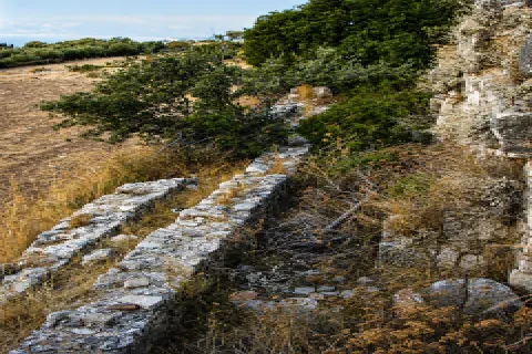 Resti dell’Acquedotto romano di Samo vicino ad Agiades