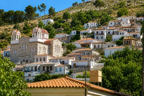 Μερική άποψη των Σπαθαραίων Σάμου με την Εκκλησία και τα πέτρινα σπίτια στη φύση.