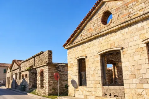 Παλιές εγκαταστάσεις στα Ταμπάκικα Καρλοβάσου στη Σάμο