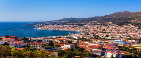 Uitzicht op Vathy en de oostkust van Samos, hoofdplaats van de gemeente Oost-Samos.