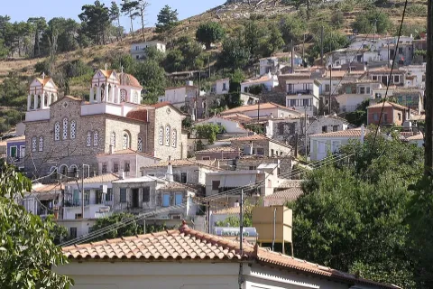 Μερική άποψη των Σπαθαραίων Σάμου με την Εκκλησία και τα πέτρινα σπίτια στη φύση.
