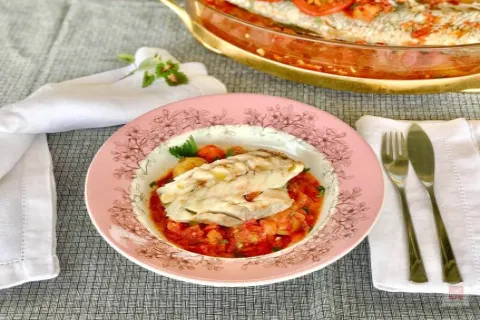 Pesce plaki con pomodoro, uvetta e vino di Samo – ricetta tipica dell’Egeo