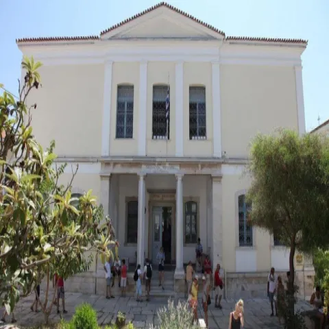 Il Museo Archeologico di Samo con reperti antichi e statue