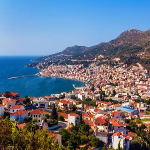 Vista su Vathy e la costa orientale di Samo, sede del Comune di Samo Orientale.