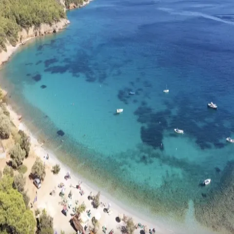 Παραλία Μουρτιά στη Σάμο με βότσαλο, γαλάζια νερά και απομονωμένη φυσική ομορφιά