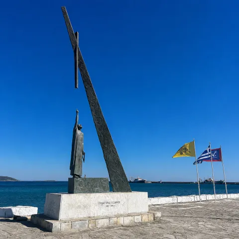 Statua di Pitagora a Pythagoreio, Samo, con il mare sullo sfondo