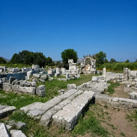 Rovine degli antichi bagni termali nel sito archeologico delle Terme di Samo