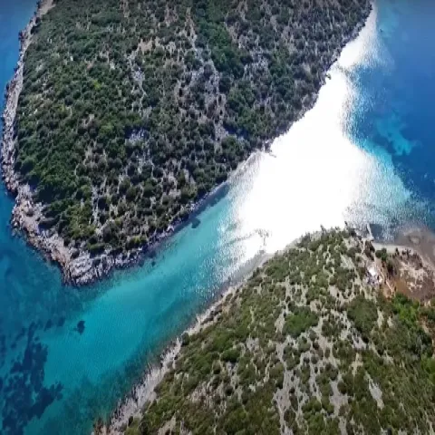 Kasonisi op Samos met ondiep turquoise water in de zeestraat van de Blauwe Lagune