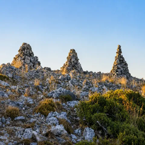 Le rovine del Castello di Lazaros sul monte Karvounis, immerse nella natura