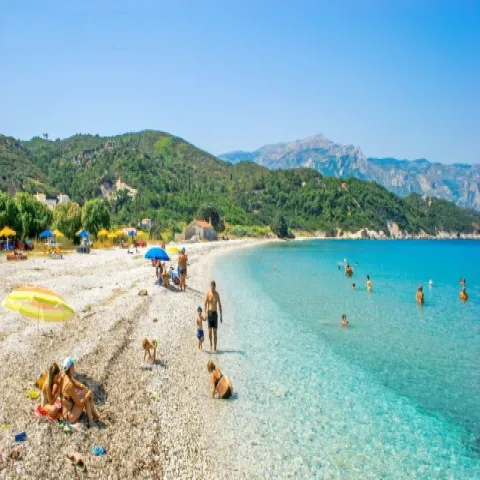 Strand Kedros auf Samos mit langer Kiesküste und klarem blauem Wasser
