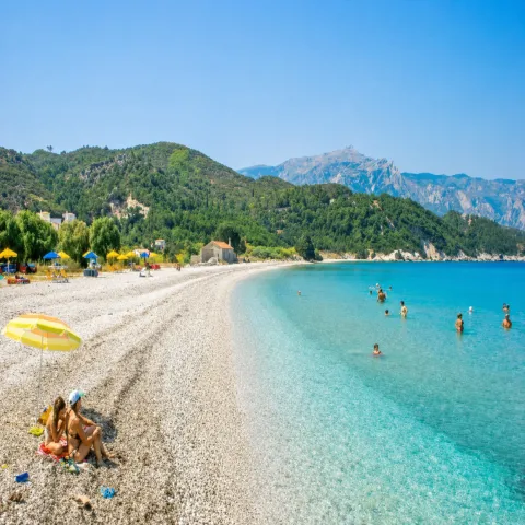 Kedros-strand op Samos met een lange kiezelkust en helderblauw water