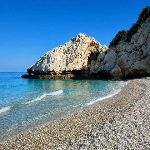 Παραλία Μικρό Σεϊτάνι στη Σάμο με βράχια, καθαρά νερά και παρθένο τοπίο